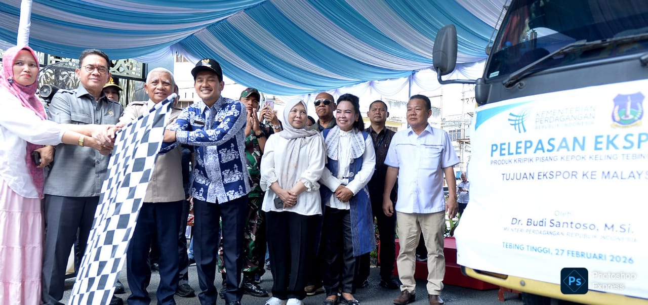 Wakil Gubernur Sumatera Utara (Sumut) Surya mendampingi Menteri Perdagangan RI Budi Santoso melepas Ekspor Pisang Kepok Keling di Pasar Kain Pasar Baru Kecamatan Tebingtinggi, Kota Tebingtinggi. (Kominfo Sumut Dok)