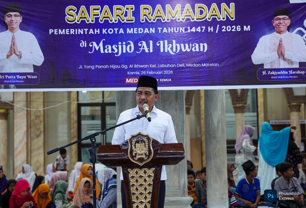 Staf Ahli Bidang Kemasyarakatan dan Sumber Daya Manusia Setda Kota Medan, Adlan saat mewakili Wali Kota dalam Safari Ramadan di Masjid Al Ikhwan. (Kominfo Medan Dok)