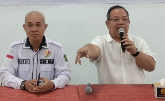 Ketua Kormi Medan Idrus Djunaidi (kemeja lengan panjang) didampingi Sekretaris Benny Hidayat Pane memimpin rapat pleno pengurus di Aula Rakhan Kopi, Jalan Gagak Hitam, Medan Sunggal, Jumat (27/2/2026). Foto: IST