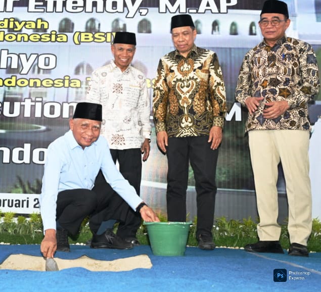 Wagub Surya bersama Rektor UMSU Agussani melakukan peletakan baru pertama pembangunan mesjid KH Ahmad Dahlan di Kampus Terpadu UMSU Jalan Dwikora VI Desa Saentis, Percut Seituan Deliserdang. (Kominfo Sumut Dok)