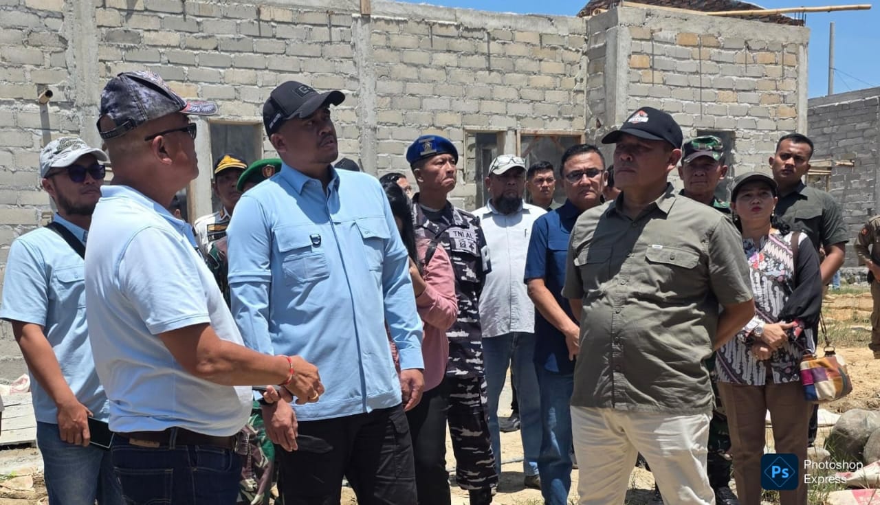 Bobby Nasution turun langsung memastikan pembangunan hunian tetap bagi warga terdampak bencana berjalan sesuai rencana. (Kominfo Sumut Dok)