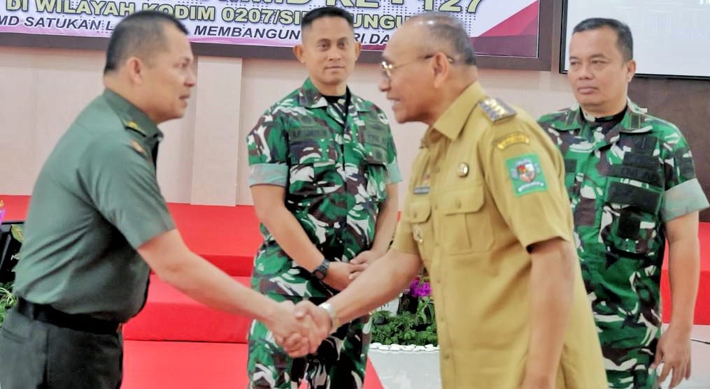 Bupati Simalungun Anton Achmad Saragih bersama Forum Koordinasi Pimpinan Daerah (Forkopimda) menyambut kunjungan kerja Tim Pengawasan dan Evaluasi (Wasev) Program TNI Manunggal Membangun Desa (TMMD) ke-127 Tahun 2026 di wilayah Kodim 0207/Simalungun, Senin (2/3/2026). Foto: Dinas Kominfo Simalungun