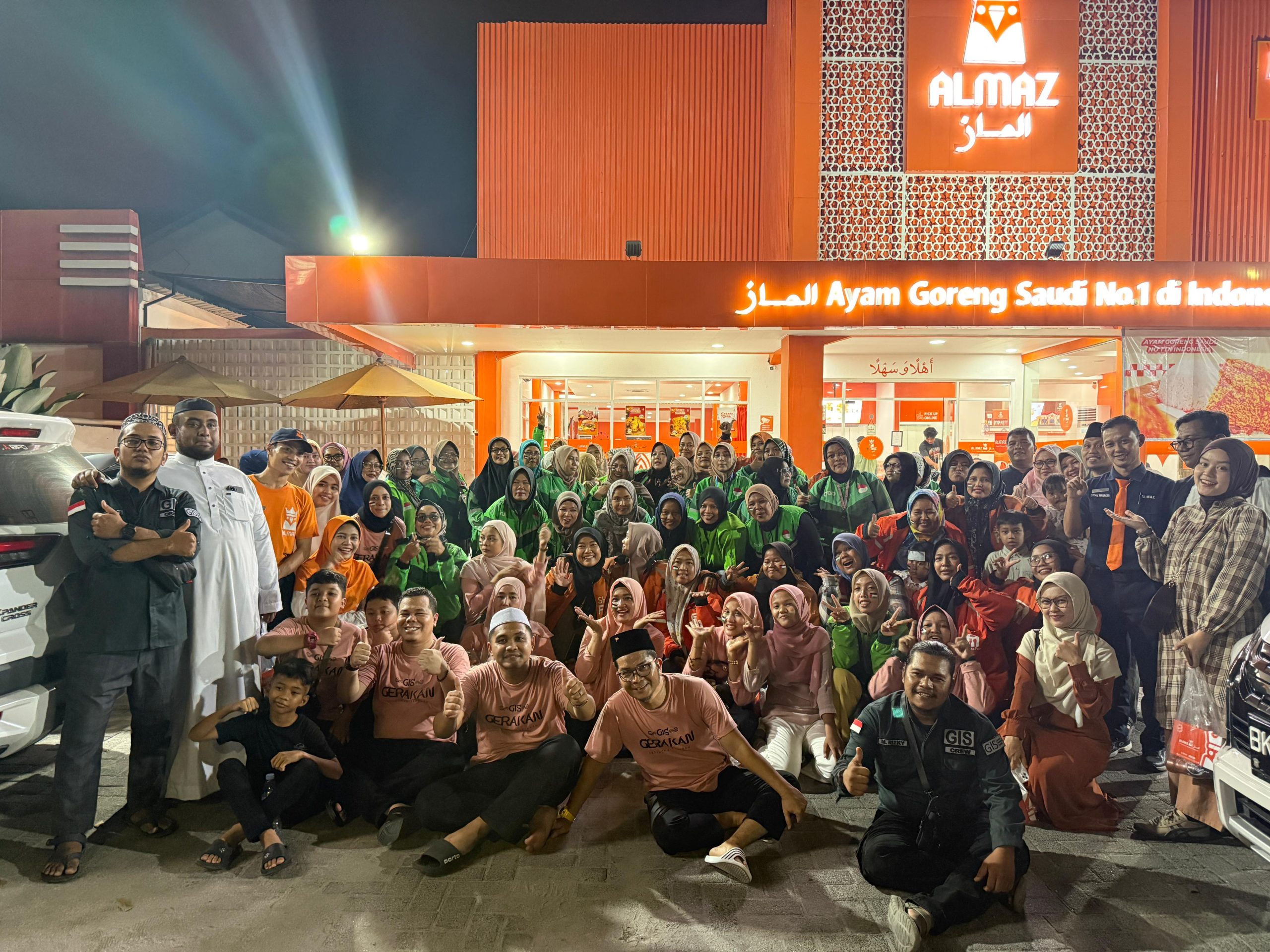 Relawan GIS berfoto bersama dengan para ojol wanita usai berbuka puasa bersama. Foto; IST