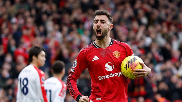 Pemain Manchester United B Fernandes meluapkan emosinya usai mencetak gol ke gawang Crystal Palace lewat titik pinalti. Dalam laga tersebut MU menang 2-1. Foto: Reuters