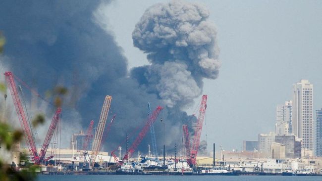 Kepulan asap perang AS-Israel dengan Iran. (Reuters)